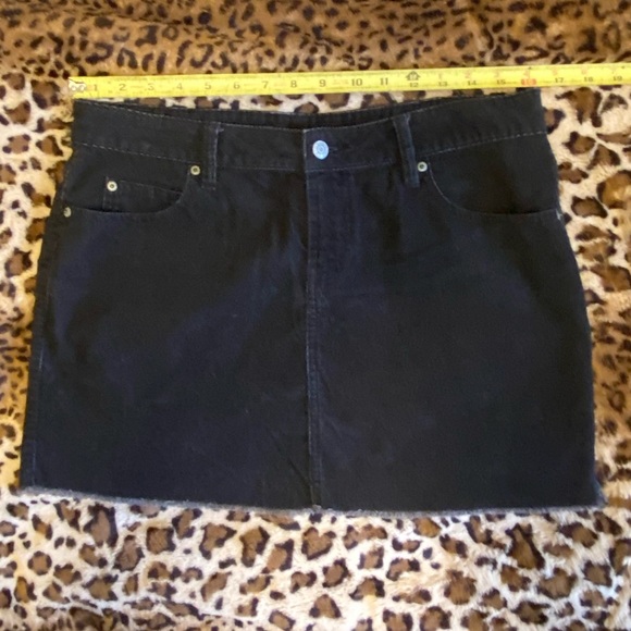 Old Navy women’s black corduroy distressed cutoff miniskirt. Size 10. - Picture 1 of 9